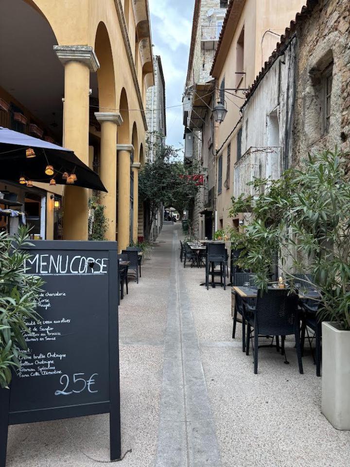 Nous vous accueillons dans notre restaurant pour savourer des plats délicieux.